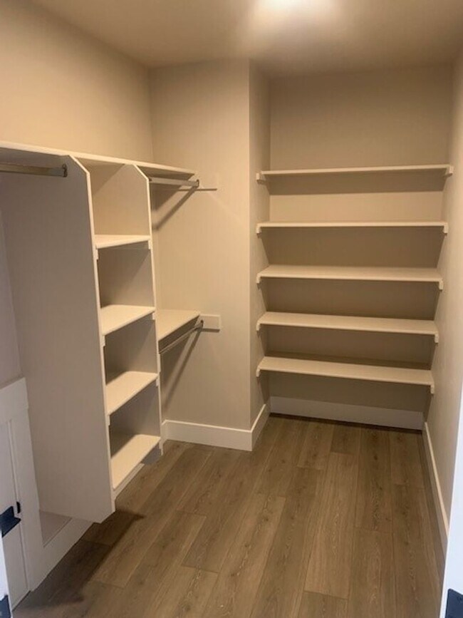 Building Photo - 3 Bed/3 Bath Modern and Luxurious Townhome in NE Bend