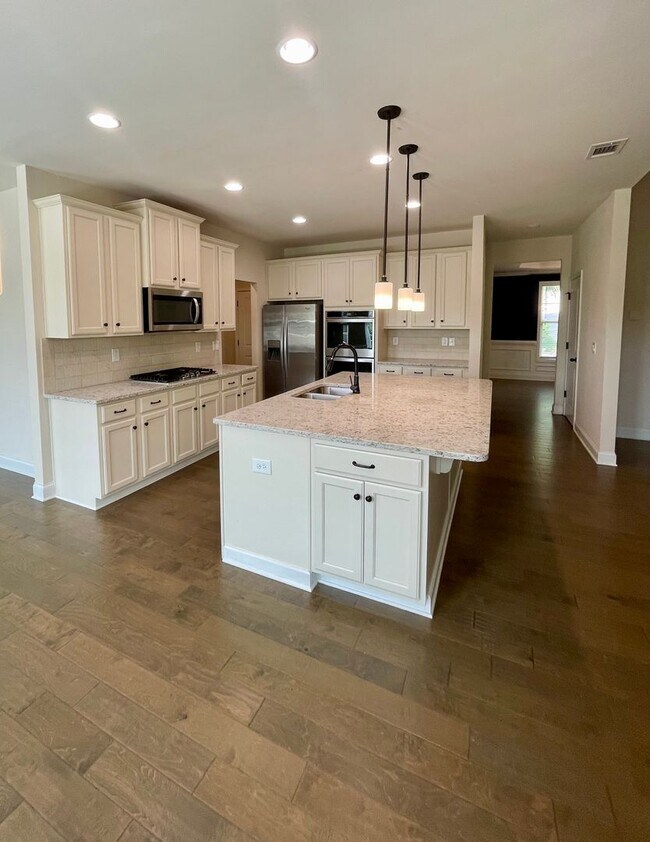Building Photo - Gorgeous 5 bedroom 3.5 bath home in desira...