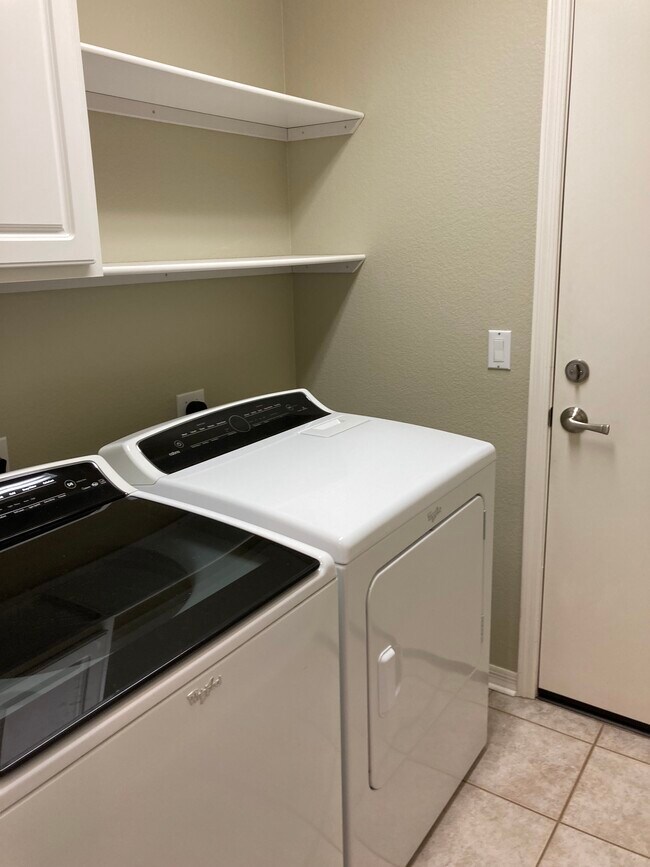 Building Photo - 5039 S Lantana Ln