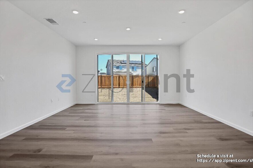 Building Photo - 15474 Hedges Dr