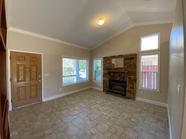 Building Photo - Great Location/Cozy Fireplace/Laguna Creek