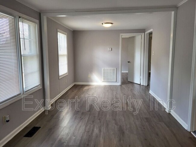 Building Photo - 203 Silver Leaf Dr