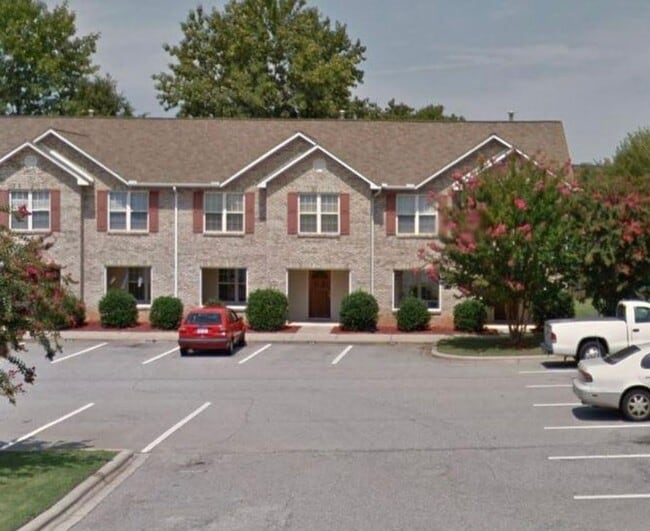 Building Photo - 3  Bedroom Townhome