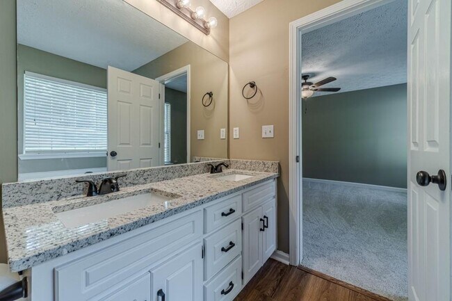 Building Photo - 701 Woodland Ridge Dr