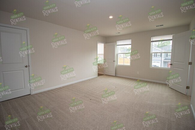 Building Photo - Modern 4 Bedroom Home ~ Minutes to Fort Jackson ~ Available June 2026!