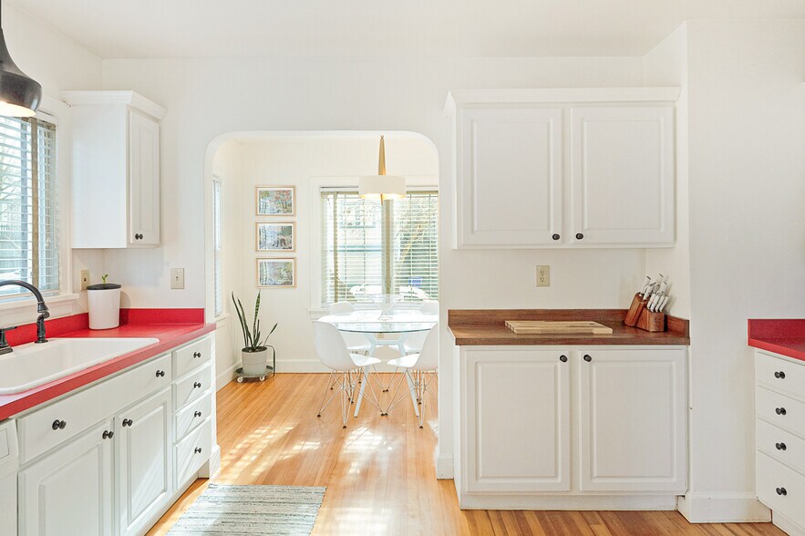 Building Photo - 2323 SE Pine St