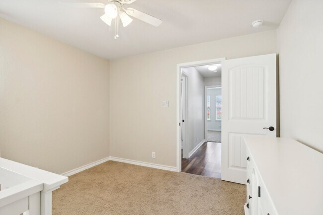Building Photo - "Charming 4-Bedroom Oasis with custom fini...