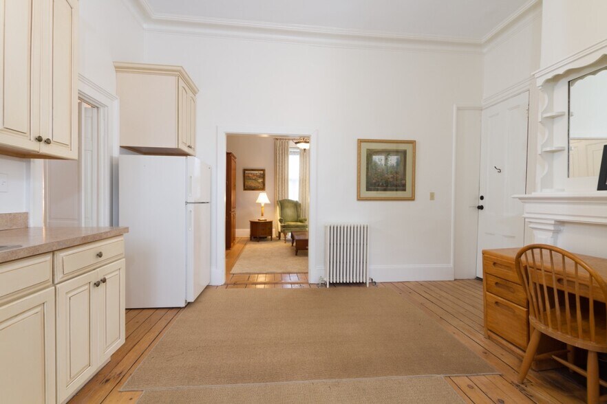 Building Photo - 95 Coggeshall Ave