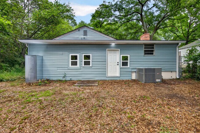 Building Photo - 2218 Holt Dr