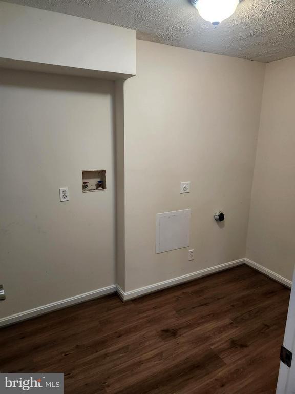Building Photo - 37130 Mowry Ln