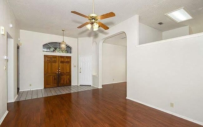 Building Photo - One Story With Open Floor Plan and Beautif...