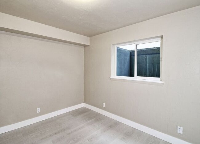 Building Photo - Nice 3 Bed 1 Bath Basement Apartment Close...