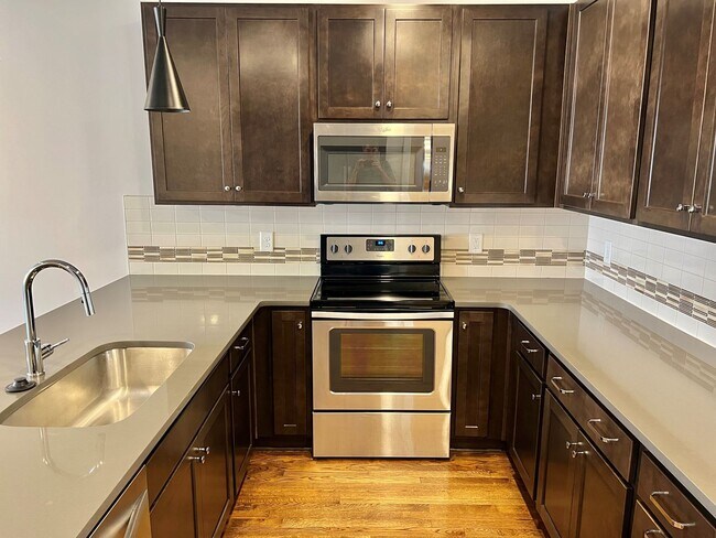 Building Photo - 3 bed/3 bath with Attached 2 Car Garage in East Nashville