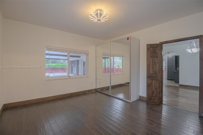 Building Photo - 3722 Royal Palm Ave
