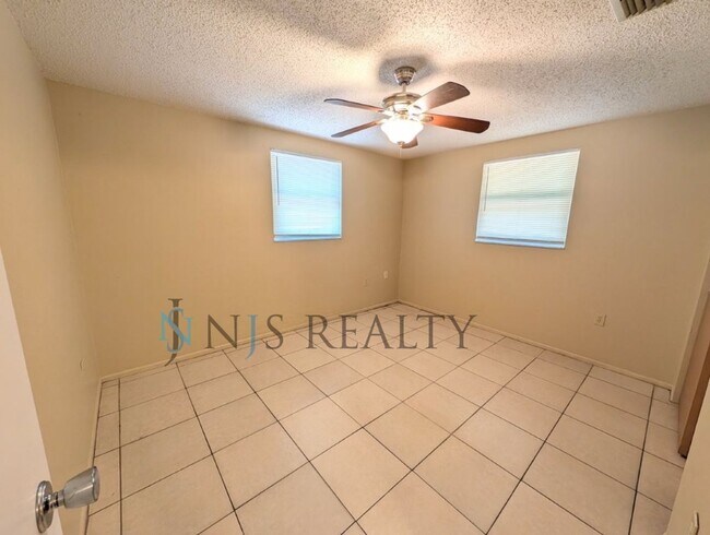 Building Photo - 11621 Meadow Dr