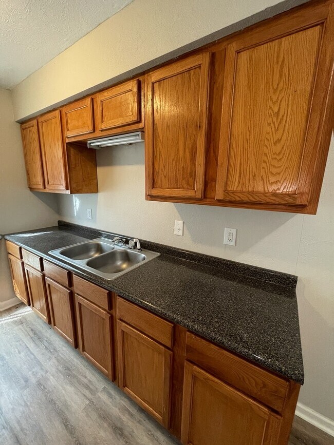 Building Photo - 2118 Thousand Oaks Dr