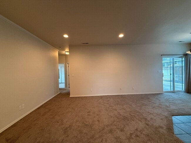 Building Photo - 3 bed, 2 bath Single Level Home