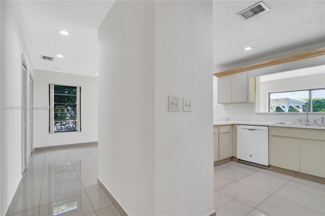 Building Photo - 4585 SW 87th Ave