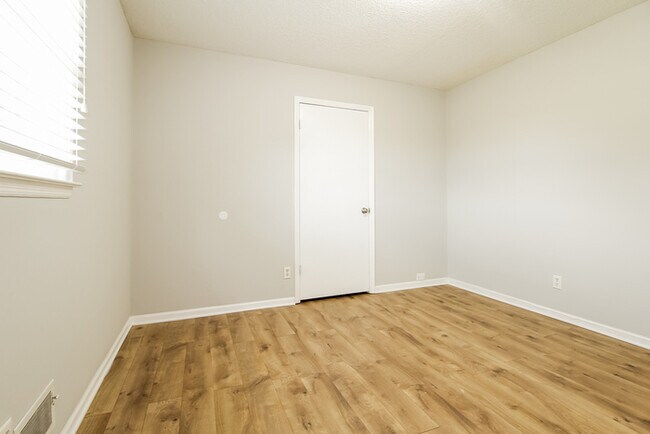 Building Photo - 151 Twin Creek Dr