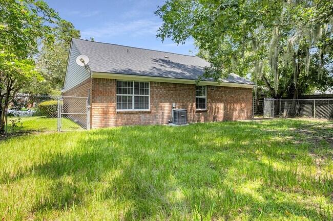 Building Photo - 3 Bedroom 2 Bathrooms in Sterling Creek - Richmond Hill