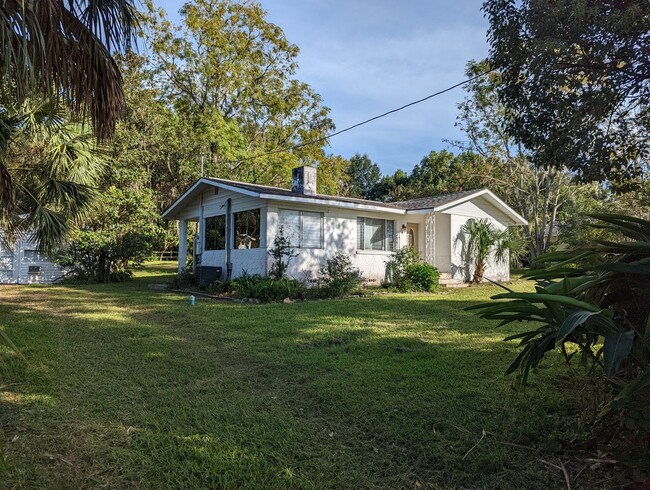 Building Photo - Lovely 2/1 home with beautiful natural wood interior
