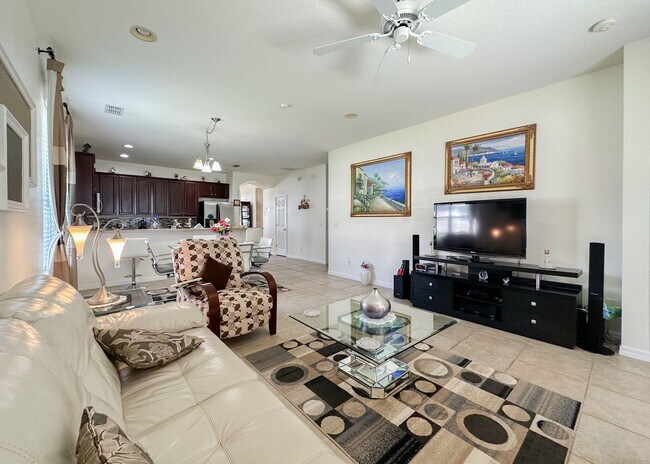 Building Photo - Furnished Rental in Golf Cart District!