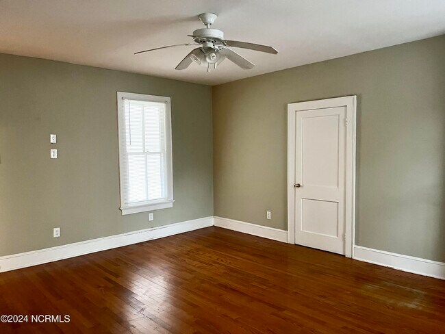 Building Photo - 702 W Main St