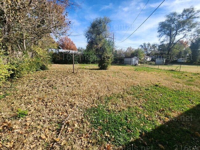 Building Photo - $975 - 3 bedroom / 1 bathroom - Single Fam...