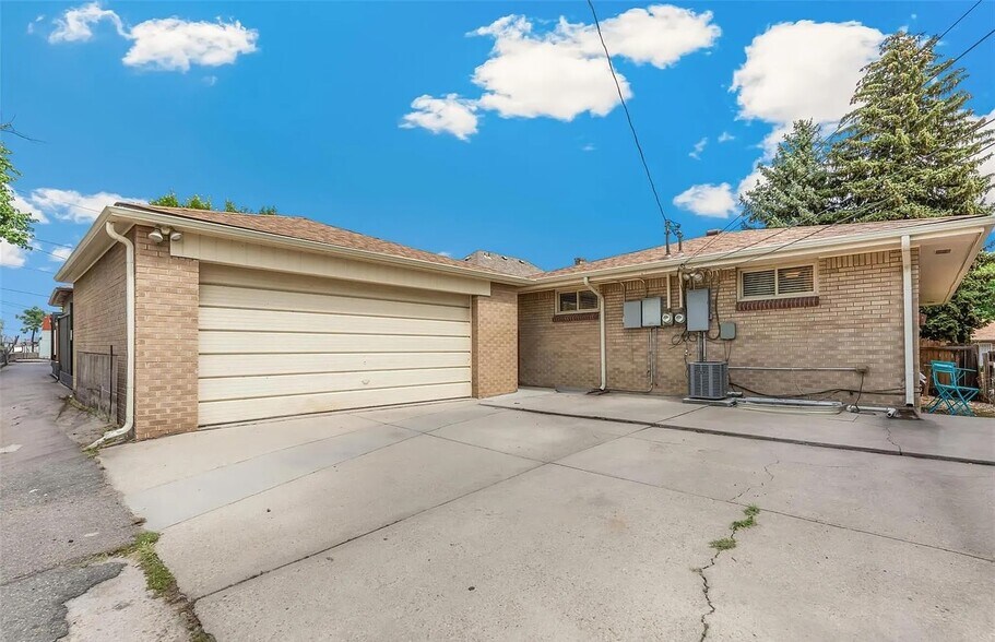 Parking - 3435 Lowell Blvd