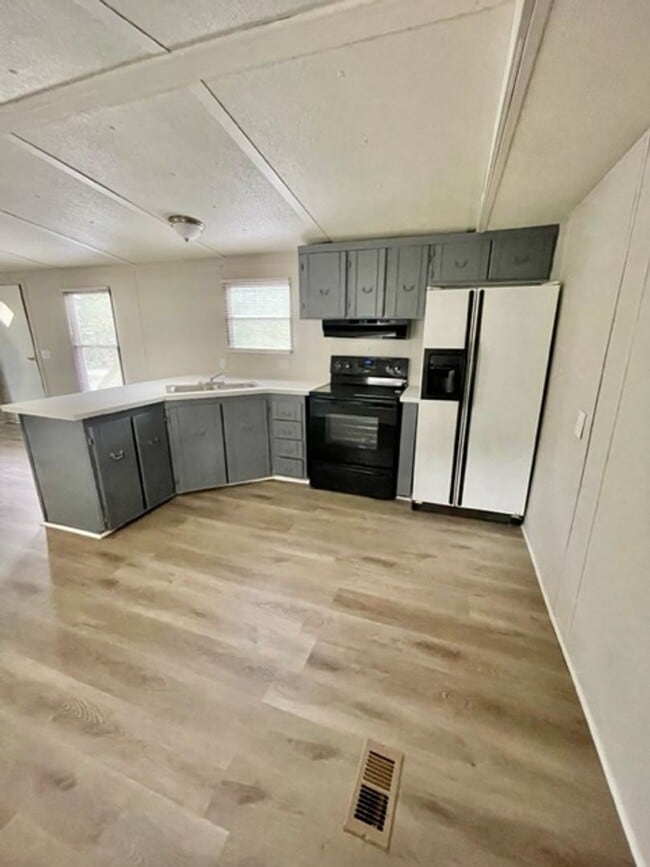 Building Photo - Adorable 3 bedroom 1.5 bath Mobile Home lo...