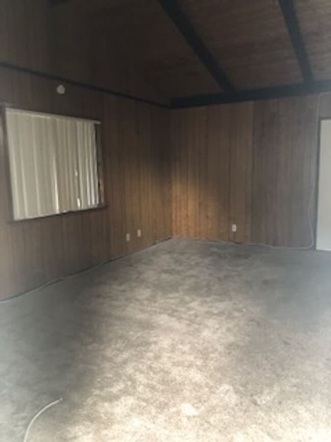 Building Photo - One bedroom Apartment