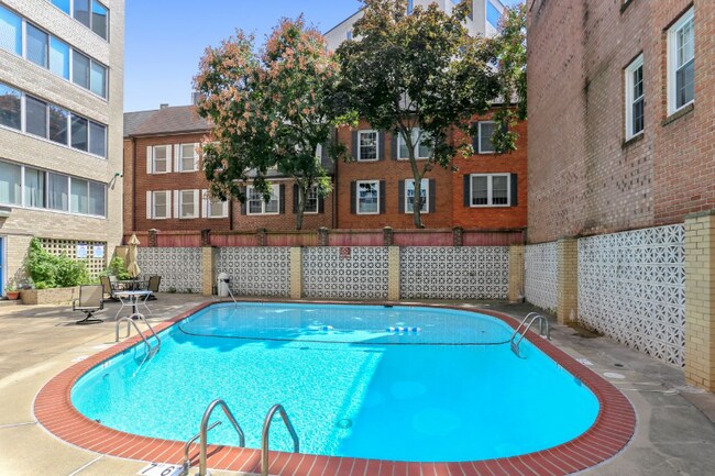 Building Photo - 922 24th St NW