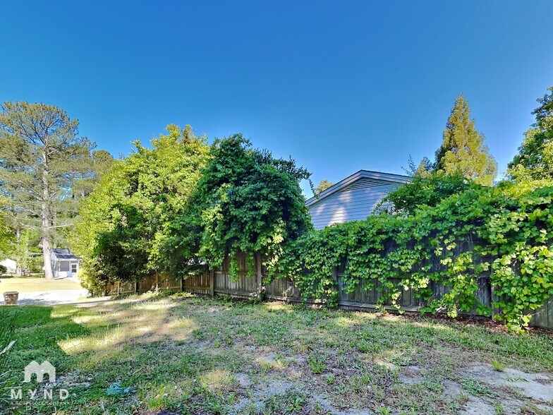 Building Photo - 910 Pond St