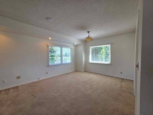 Building Photo - Quiet Rental in Waterville with Garden!