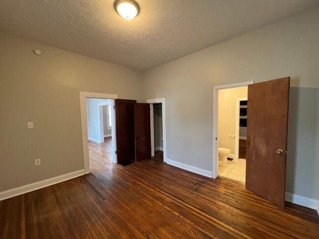 Building Photo - 3 BED home with rear patio available July ...