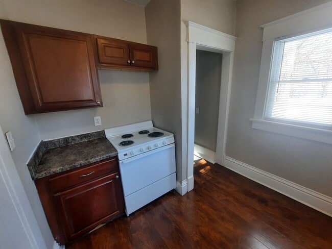 Building Photo - 2 Bedroom, 1 Bathroom home near Drake Univ...