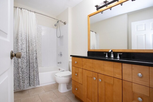 Building Photo - 2 Bedroom Condo W/ Garage in Lakewood Ranch