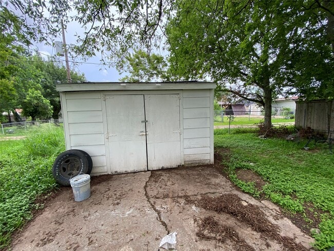 Building Photo - 612 N Avenue B