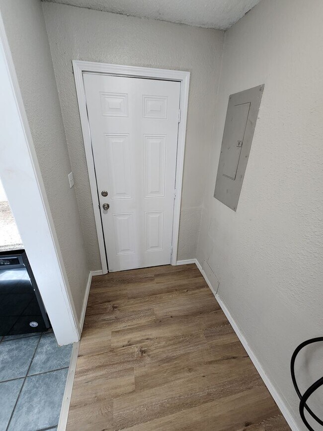 Building Photo - Spacious 2-Bedroom, 1-Bathroom Home AVAILABLE NOW!!