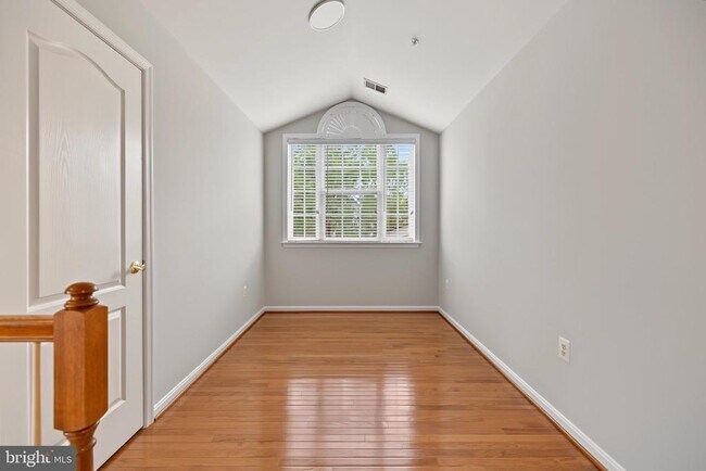 Building Photo - 5256 Bessley Pl