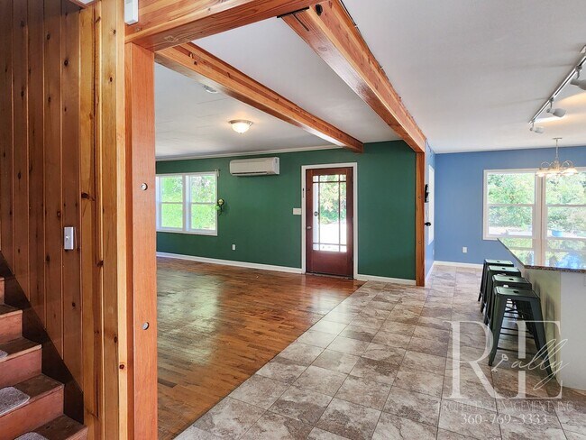 Building Photo - Charming Farmhouse in Town — Hobby Ready &...