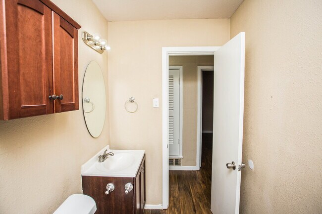 Building Photo - Comfy 2 bed 1 bath home!