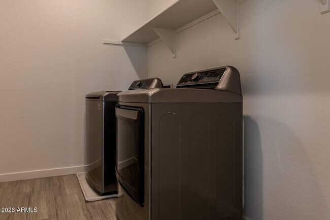 Building Photo - 9115 W Glenrosa Ave