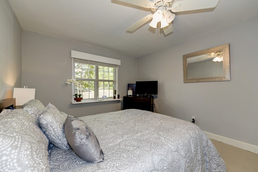 Bedroom - 1618 W Abingdon Dr