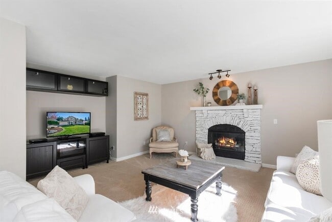 Building Photo - 3 Bedroom 2.5 Bath Hilltop Home w/Beautifu...