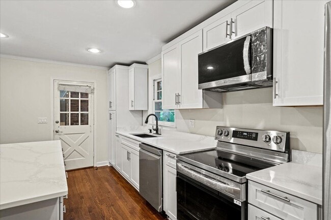 Building Photo - 2038 S Akin Dr