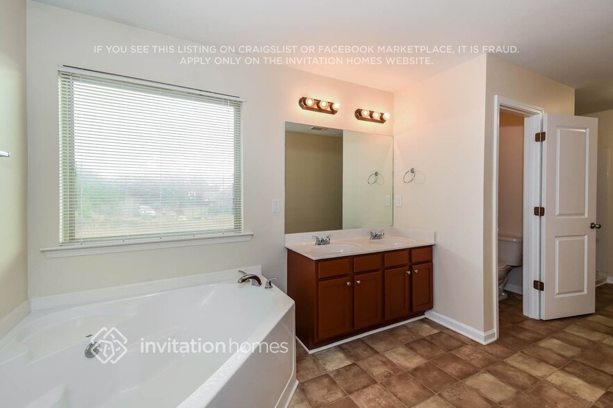 Building Photo - 400 Village Broad St