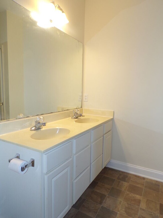 Building Photo - Odenton, 3 level twhs, end unit, Master su...