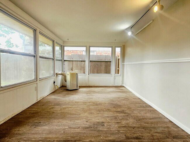 Building Photo - Beautiful 3 Bedroom Home With A Huge Bonus...