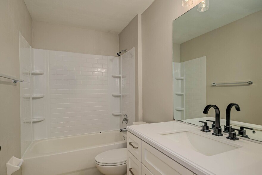 Main Full Bathroom - 704 Ichabod Ave S
